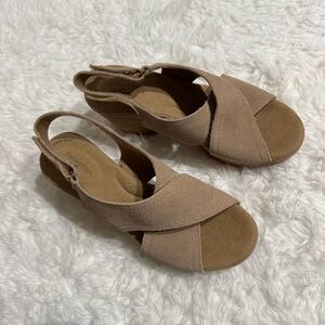 Clarks Women’s Giselle Cove Wedge Sandal in Tan Size 7.5